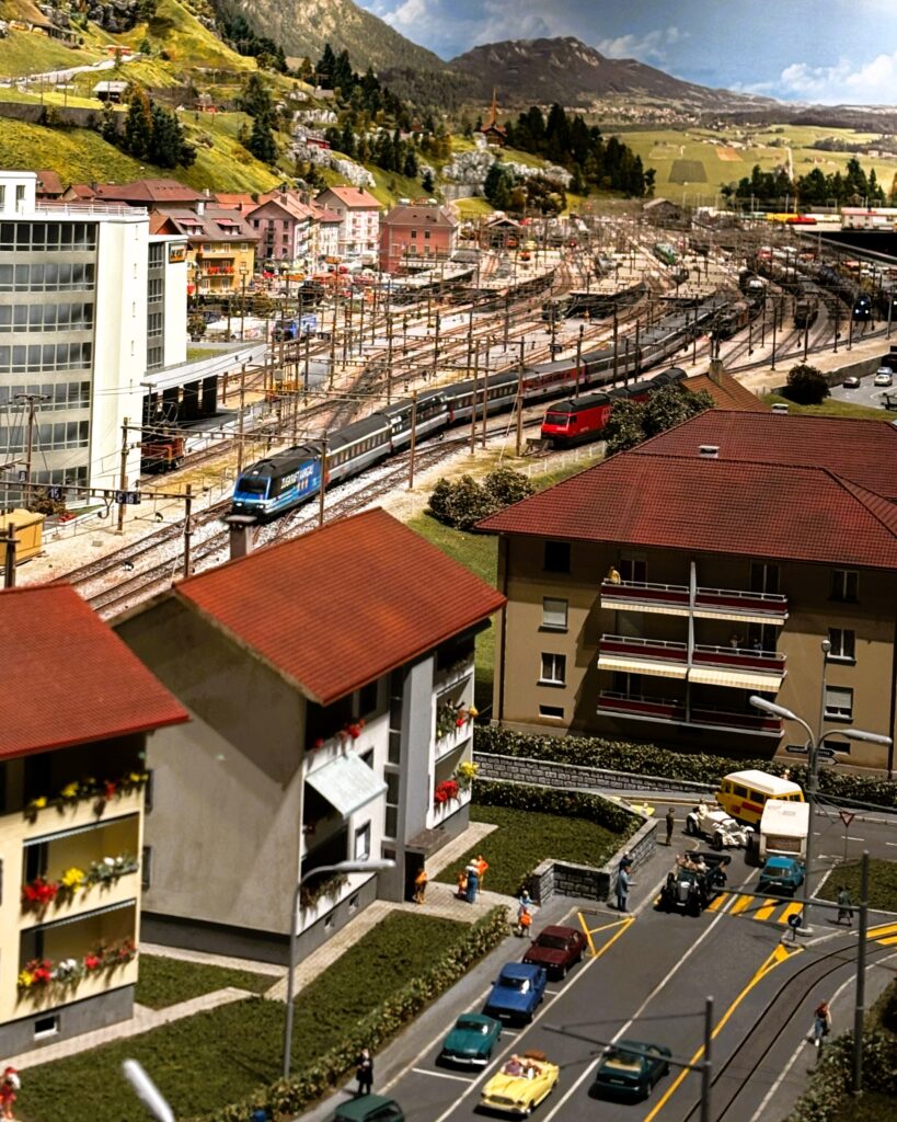 Une partie du réseau du Chemin de fer du Kaeserberg - même ici, les routes sont surchargées. Heureusement, le train tout proche permet de gagner un temps précieux.