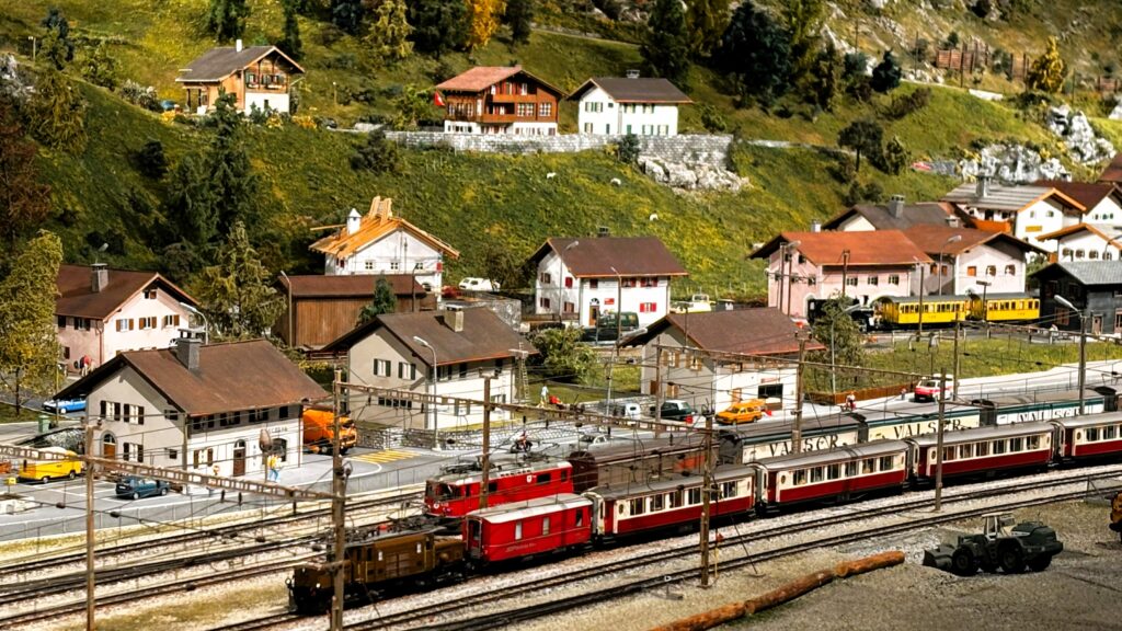 Une partie du réseau du Chemin de fer du Kaeserberg - des centaines de trains en mouvement animent le réseau et fascinent petits et grands.