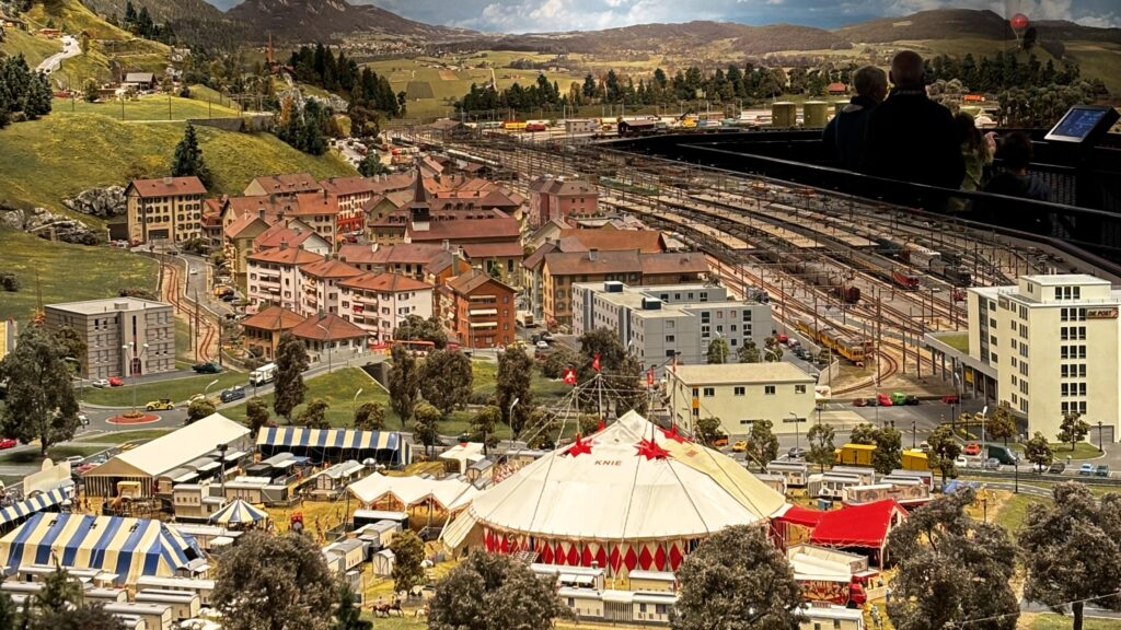 Une partie du réseau du Chemin de fer du Kaeserberg, avec au premier plan une représentation du Cirque Knie.
