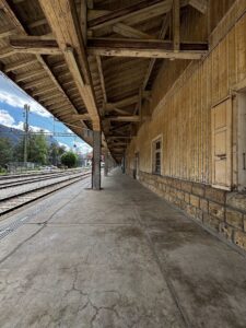 Des quais silencieux, que seul le TGV réveille, le temps d’un arrêt vers ou depuis Paris.