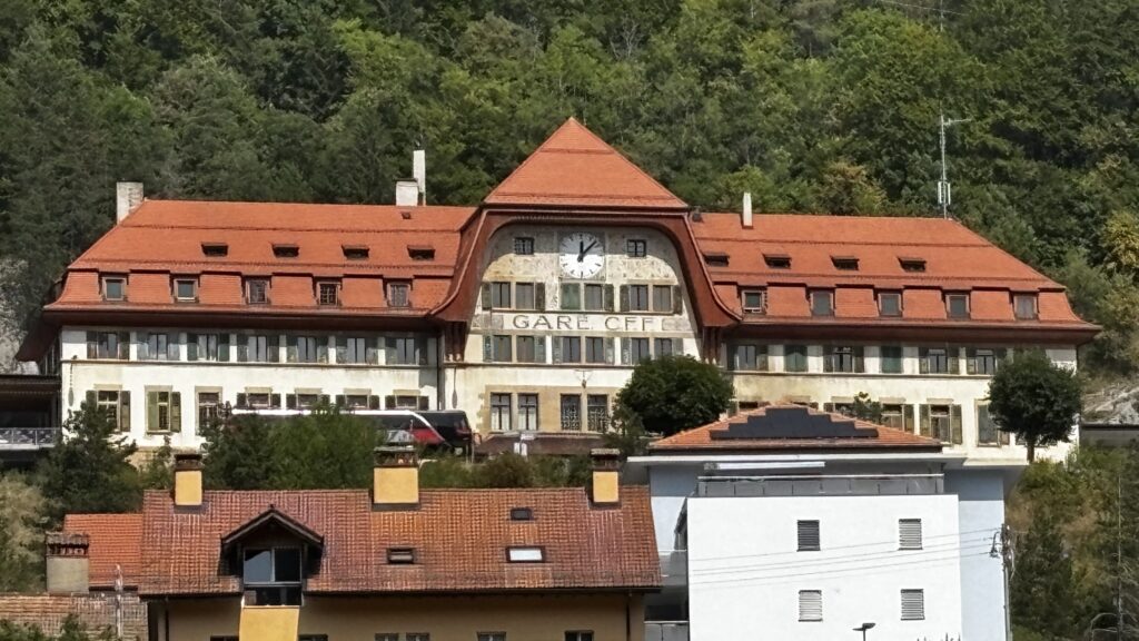 Une gare devenue beaucoup trop grande. Symbole d’un passé florissant, elle ne voit plus passer aujourd’hui que celles et ceux qui voyagent vers Paris ou descendent chaque matin travailler à Lausanne.