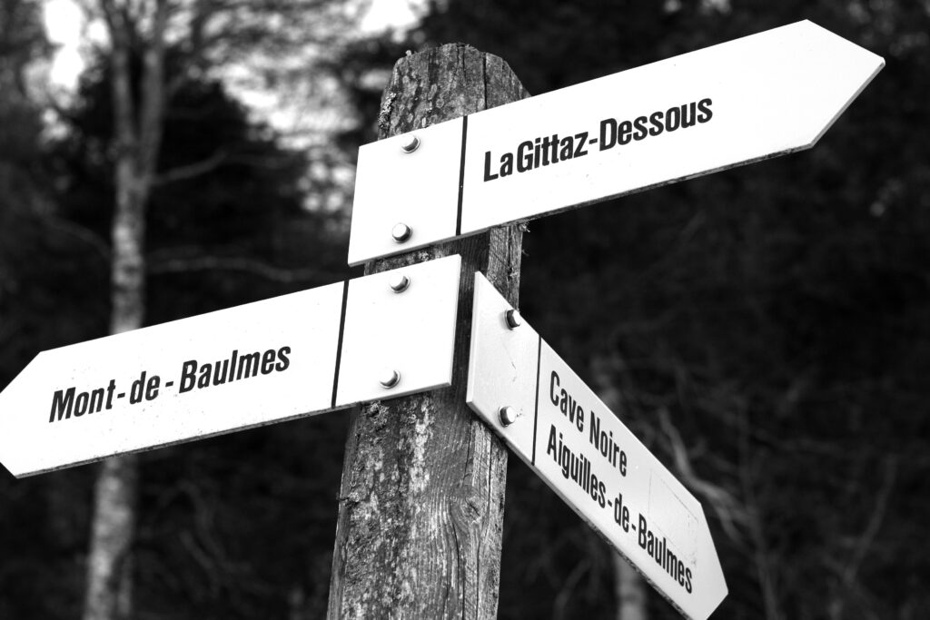 Sainte-Croix est le point de départ de nombreuses randonnées. En été, les sentiers serpentent entre forêts, crêtes et pâturages fleuris ; en hiver, place aux longues pistes immaculées où les skis de fond sont de mise.