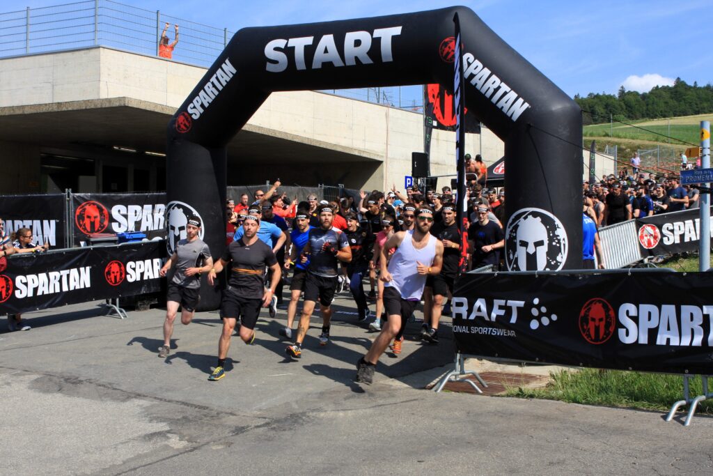 Départ d'une des courses de la Spartan Race de 2023. En arrière plan, le centre sportif de Sainte-Croix, dit "du Stand"