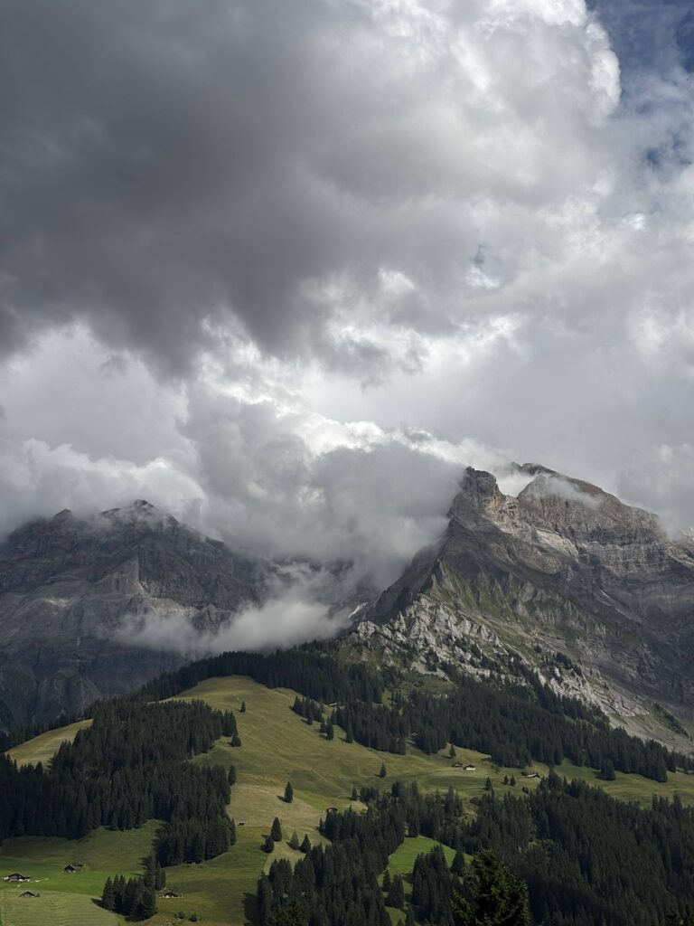 Vue splendide des montagnes surplombant l'Engstligenalp. Photo G. Pomey