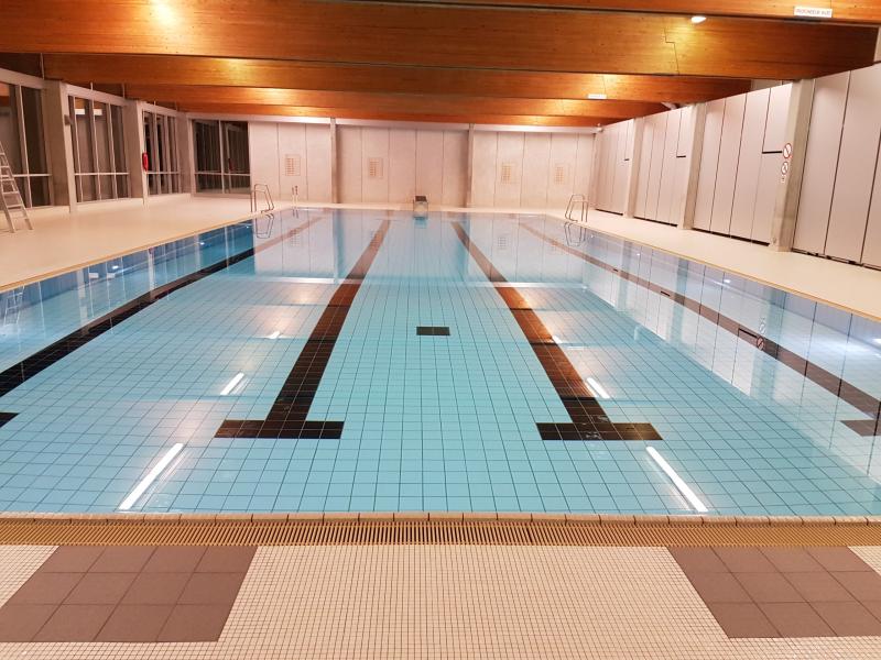 Vue intérieure de la piscine de Châtel-St-Denis