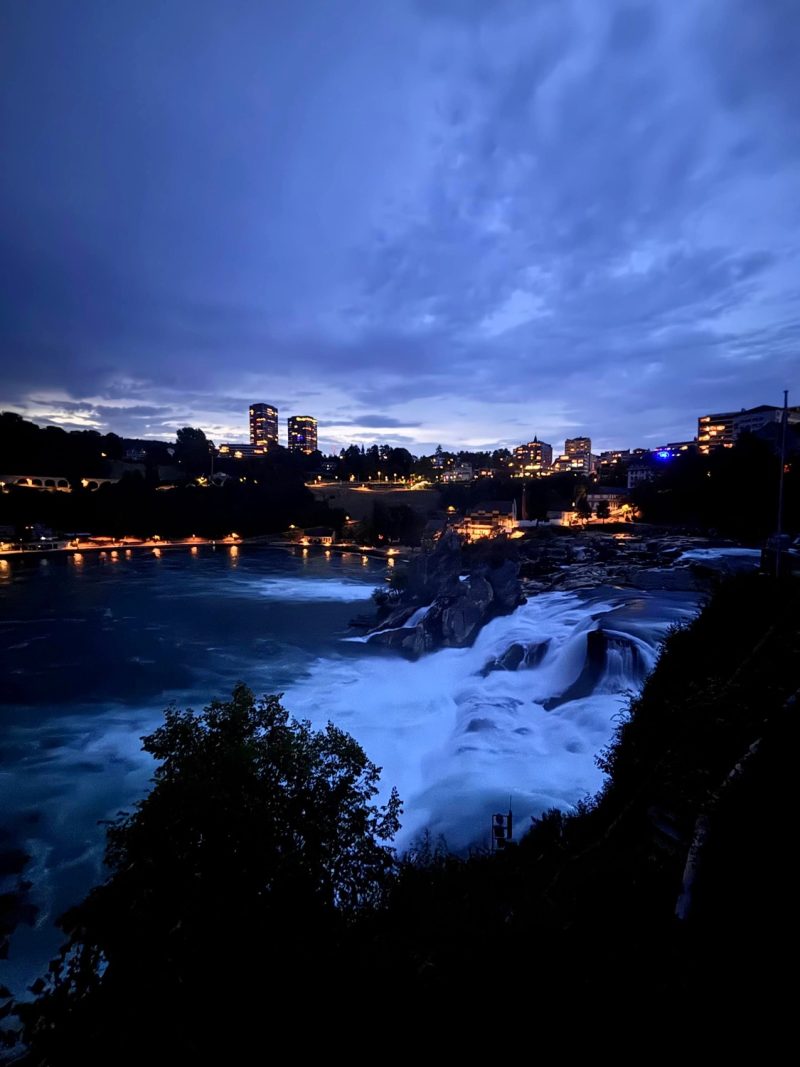 Les chutes du Rhin à la tombée de la nuit, en été 2026.
