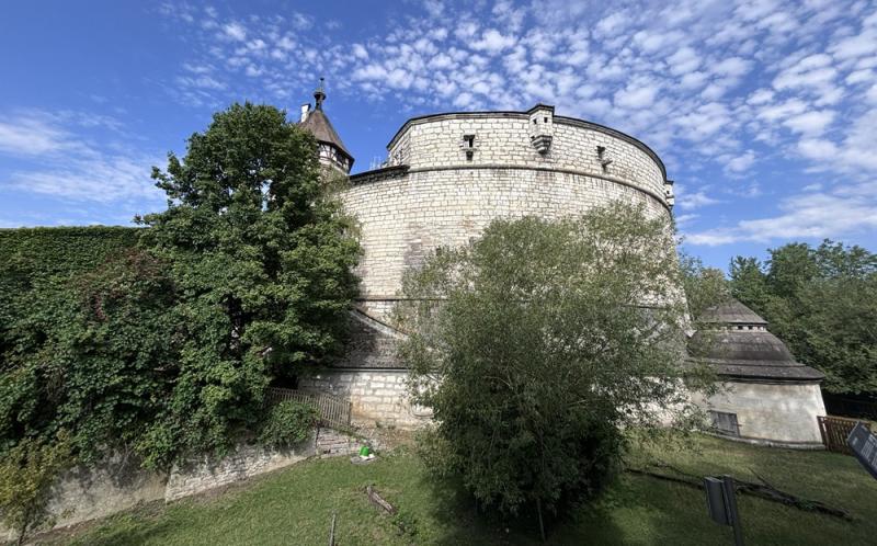 Le Munot est l’emblématique forteresse qui domine la vieille ville de Schaffhouse. Construite entre 1564 et 1589, cette imposante tour circulaire témoigne de l’évolution des fortifications face aux progrès de l’artillerie. Aujourd’hui restaurée et ouverte à la visite, elle offre également un beau point de vue sur la ville et ses environs.