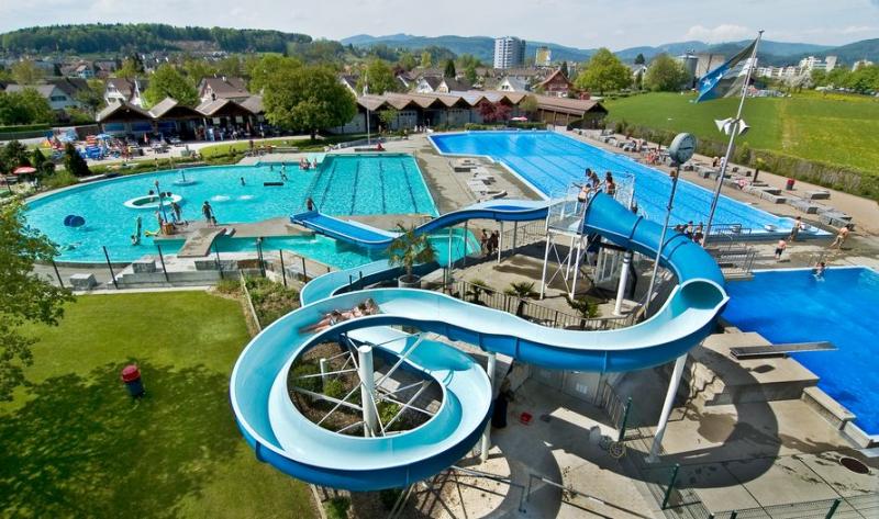 Vue extérieure de la piscine de Zofingue