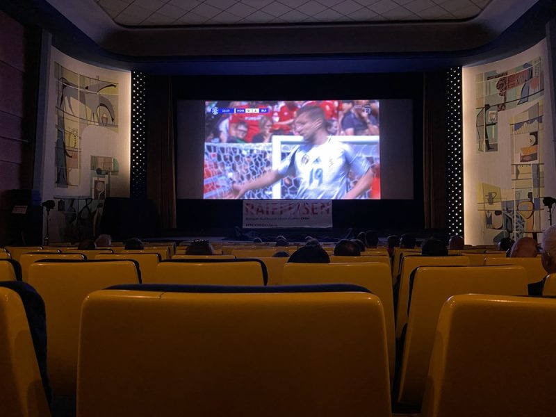 Le cinéma Royal propose un programme varié et n'hésite pas à offrir des expériences particulières, comme ici un match de l'équipe de Suisse de football lors d'une compétition internationale.