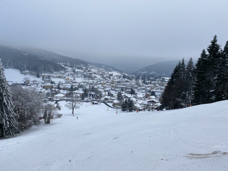 Vue du village de Sainte-Croix depuis le sommet de la piste éclairée. On distingue à droite le téléski