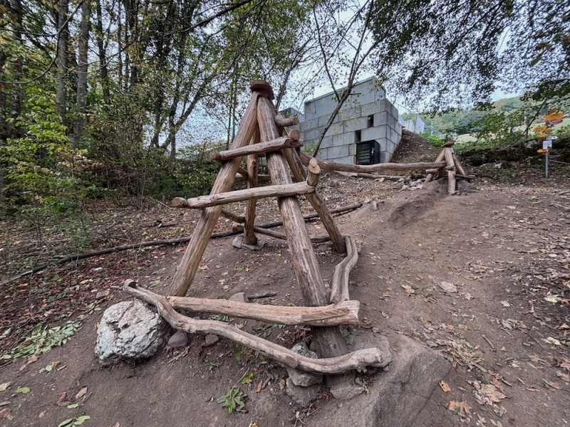 Point de départ de la Boulatannaz en dessous de la STEP de Sainte-Croix. On distingue au dessus le distributeur de boules, vendue 8.- la pièce (Twint et carte seulement)