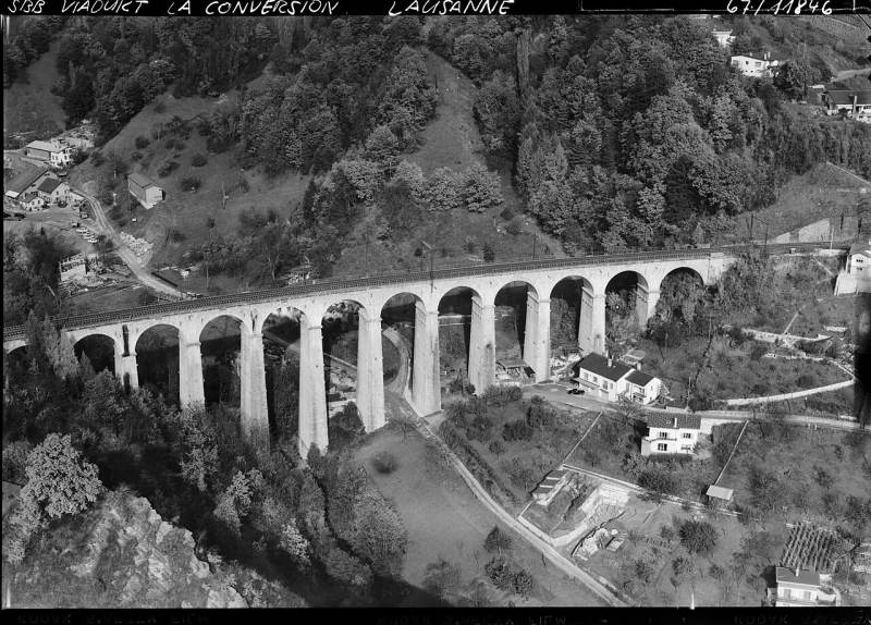 Le viaduc de Rochettaz, aussi appelé viaduc de la Conversion. En dessous, la Paudèze est un cours d’eau qui sépare Pully et Belmont-sur-Lausanne. Ici, le pont en 1967.
