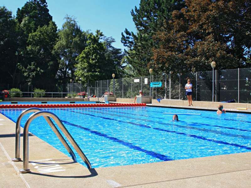 Vue du bassin de natation de la piscine de Boisy
