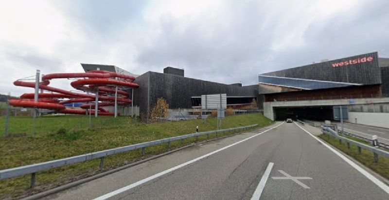 Pratique d'accès, le centre aquatique Bernaqua est situé a proximité immédiate de l'autoroute.