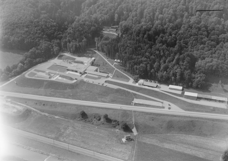 Vue aérienne de la centrale nucléaire de Lucens