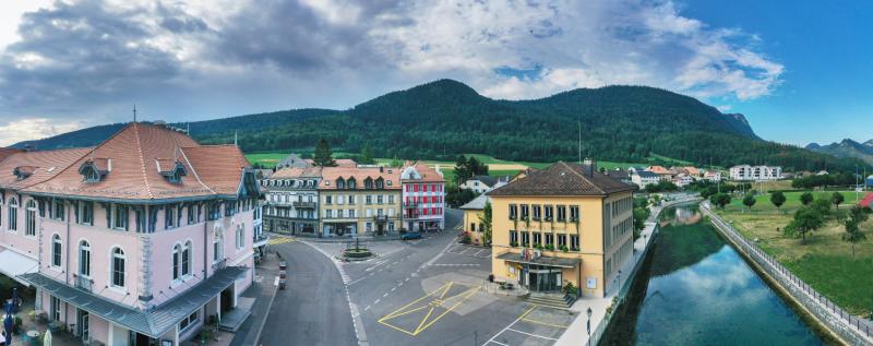 La Place du Pont de Vallorbe. A gauche, le Casino, au centre le bâtiment communal avec l'office de Poste. A droite de la rivière, on distingue une partie du terrain de football.