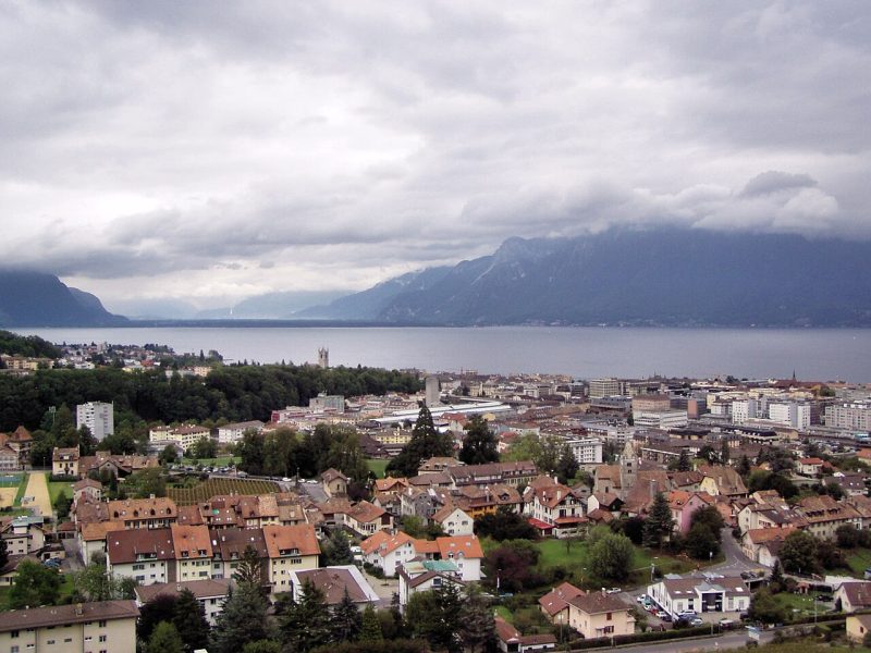 Vue au premier plan de Corsier-sur-Vevey. Vevey est au second plan puis le Léman.