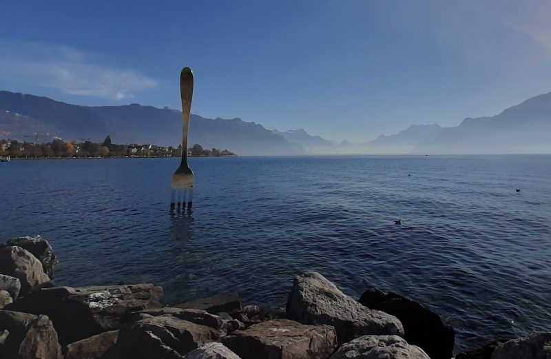 Plantée dans le Léman à Vevey, la célèbre Fourchette de l’Alimentarium est devenue l’un des symboles les plus connus de la ville. Créée en 1995 par l’artiste suisse Jean-Pierre Zaugg, cette sculpture en acier inoxydable mesure 8 mètres de haut. D’abord installée temporairement, elle a finalement été conservée à la suite d’un fort soutien populaire. Visible depuis les quais, près de la statue de Charlie Chaplin, elle attire aujourd’hui de nombreux visiteurs et photographes.