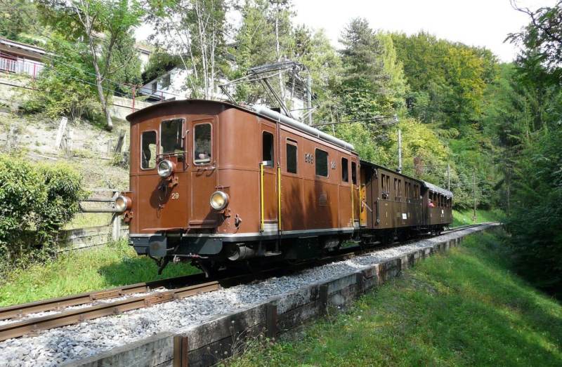 Mise en service en 1926 sur le réseau du Berner Oberland Bahn, la locomotive HGe 3/3 n°29 a participé à l’essor touristique de la région de la Jungfrau, transportant des générations de voyageurs vers Grindelwald, Lauterbrunnen et les grands sommets de l’Oberland bernois. Préservée par le chemin de fer-musée Blonay-Chamby depuis 2014, elle continue de faire revivre l’épopée ferroviaire suisse.