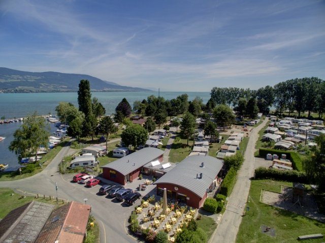 L'entrée et les installations du camping d'Yverdon Plage
