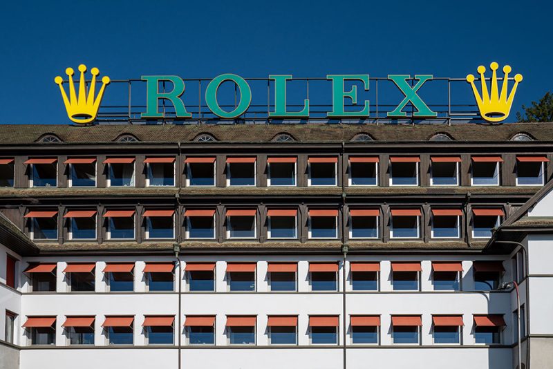 La ville est aussi célèbre pour son horlogerie, en particulier pour la présence de la marque Rolex.