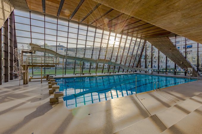 L'intérieur de la piscine couverte de Bienne avec son toboggan.