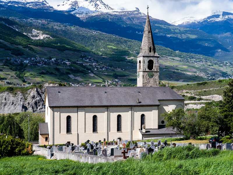 L'église et le cimetière de Chalais