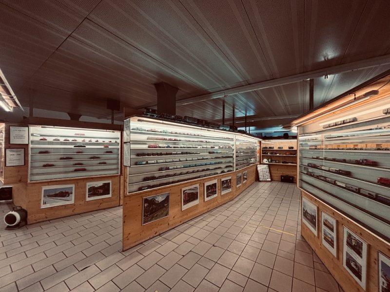 Les vitrines du musée présentent plus de 1 300 trains miniatures, témoins de l’histoire ferroviaire suisse. Au sous-sol, plusieurs réseaux et maquettes, dont un réseau de trains américains, complètent la visite et séduisent particulièrement les plus jeunes.