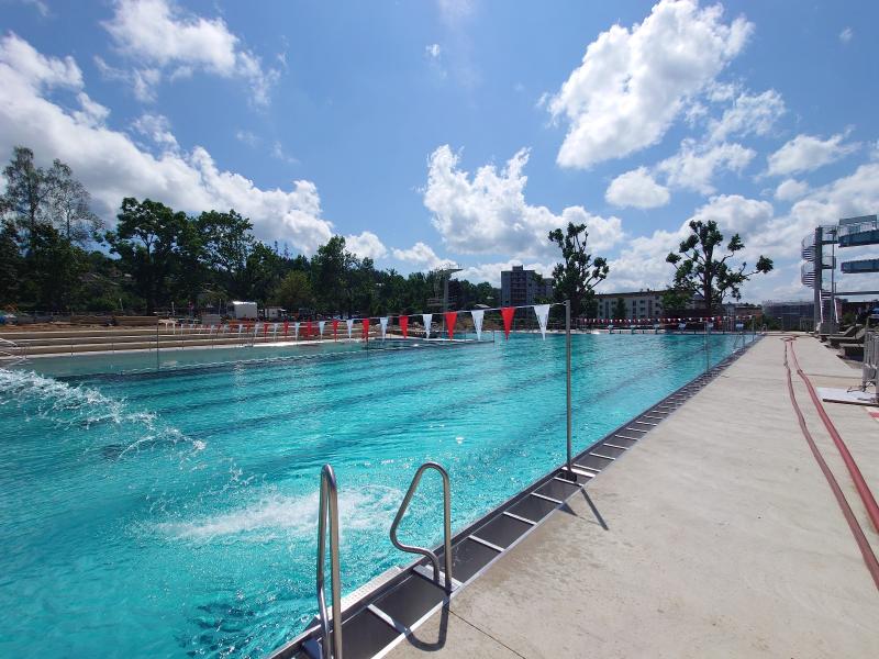 Vue générale de la piscine des Mélèzes