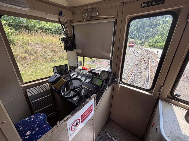 Le poste de conduite du Régional, ici à la gare des Brenets. On distingue la porte frontale qui permet d'évacuer le train s'il tombe en panne dans un tunnel. Durant le trajet, on entend le tic-tac caractéristique du tachygraphe.