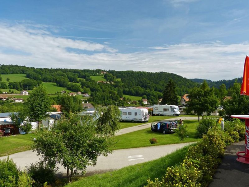 Les places de passage au camping des Brenets