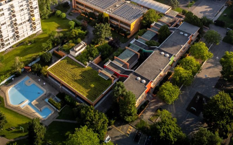 Vue aérienne de la piscine d'Onex-parc avec sa pataugeoire extérieure