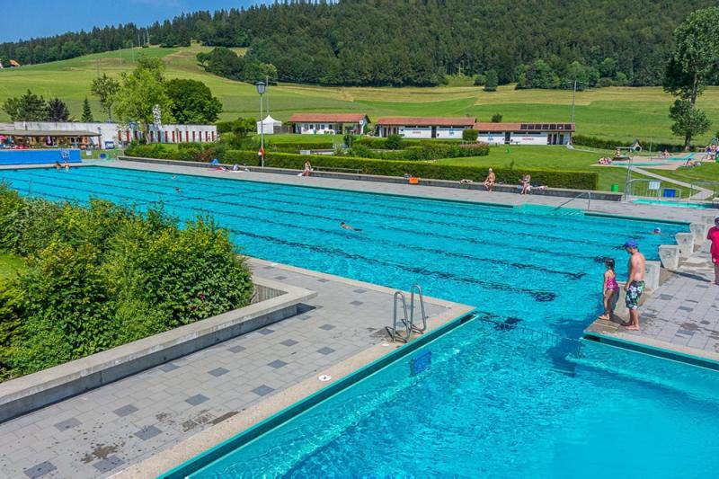 Vue de la piscine du Château à Tramelan