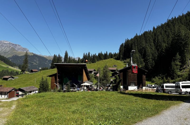 Les deux stations de départ des téléphériques de l'Engstligenalp. Vous pouvez monter avec l'un et descendre avec l'autre.