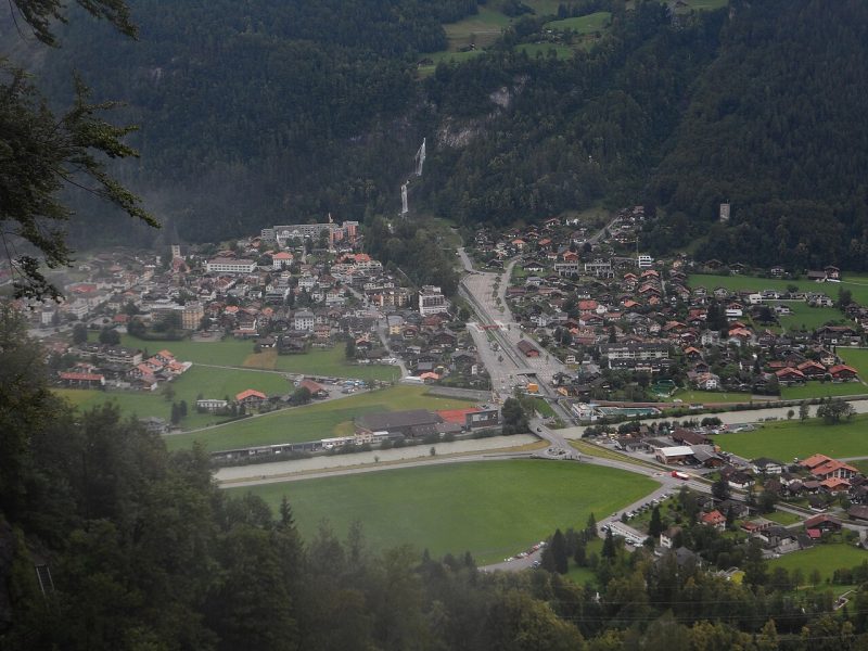 Vue sur Meiringen avec au fond les chutes du Reichenbach